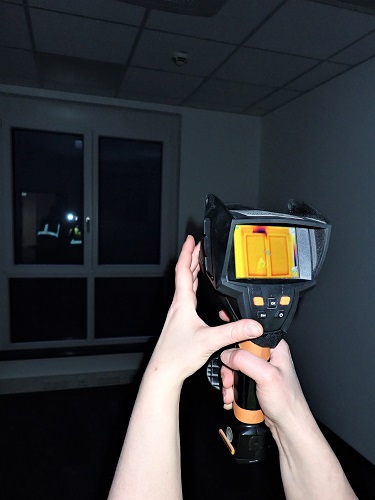Einsatz der Wärmebildkamera beim Blower-Door-Test.