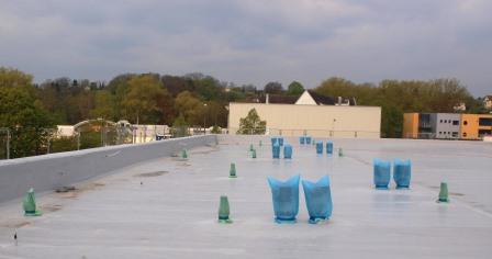 Temporäre Abdichtung der Außenluft- und Fortluftleitungen sowie der Kanalentlüftungen auf dem Dach einer Sporthalle