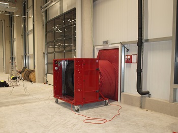 EC-LME bei der Luftdichtheitspruefung einer Produktionshalle mit Verwaltungsgebäude in Nürnberg